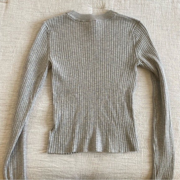 H&M Divided Gray Ribbed Long Sleeve Crop Top Small - Picture 2 of 8